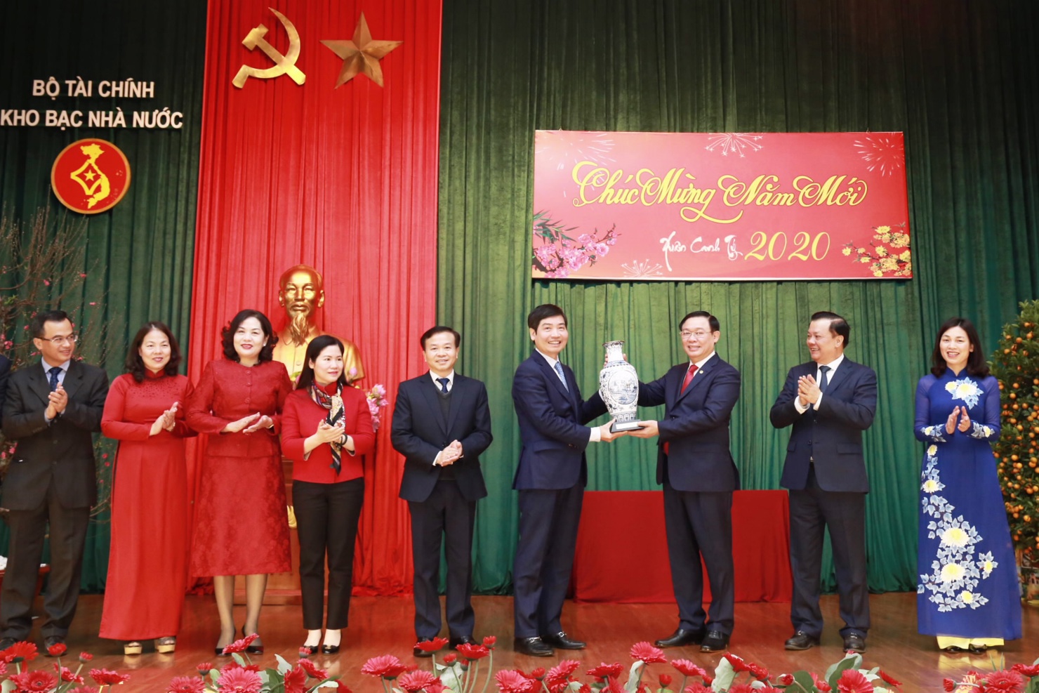 Thay mặt Ban Lãnh đạo Kho bạc Nhà nước, Tổng Giám đốc Tạ Anh Tuấn tặng quà lưu niệm cho Phó Thủ tướng Vương Đình Huệ.