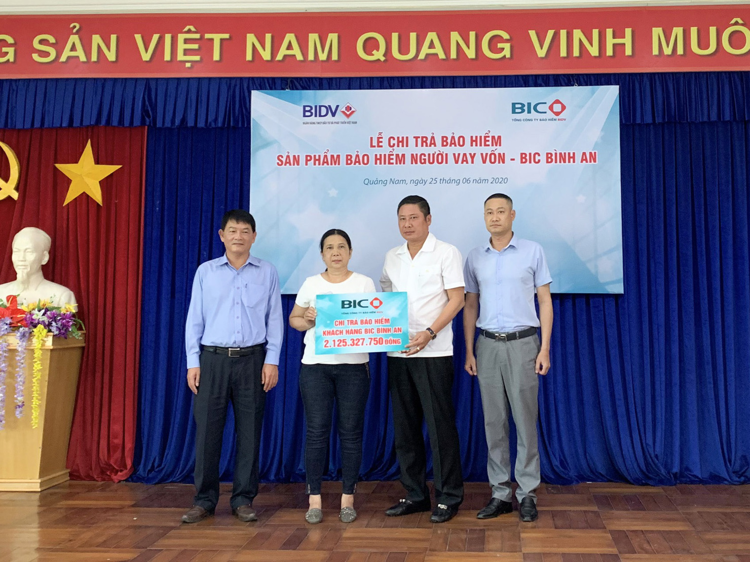 Ông Trần Hoài An, Tổng Giám đốc BIC và Ông Nguyễn Bách Thọ, Giám đốc BIDV Quảng Nam, trao quyền lợi bảo hiểm cho đại diện gia đình khách hàng Đinh Văn Bạn.