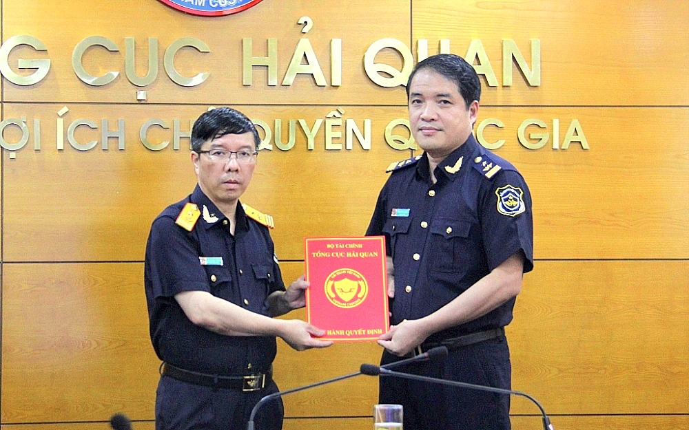 Phó Tổng cục trưởng Tổng cục Hải quan Lưu Mạnh Tưởng trao quyết định điều động, bổ nhiệm chức vụ Phó Cục trưởng Cục Thuế xuất nhập khẩu đối với ông Nông Phi Quảng.