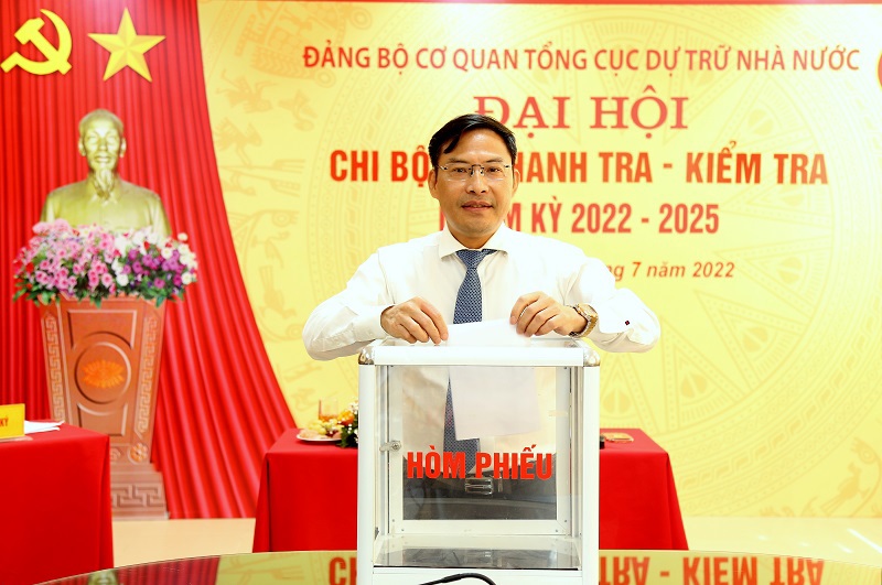 Đồng ch&iacute; Nguyễn Văn B&igrave;nh - Vụ trưởng Vụ Thanh tra - Kiểm tra bỏ phiếu bầu tại Đại hội Chi bộ nhiệm kỳ 2022-2025.