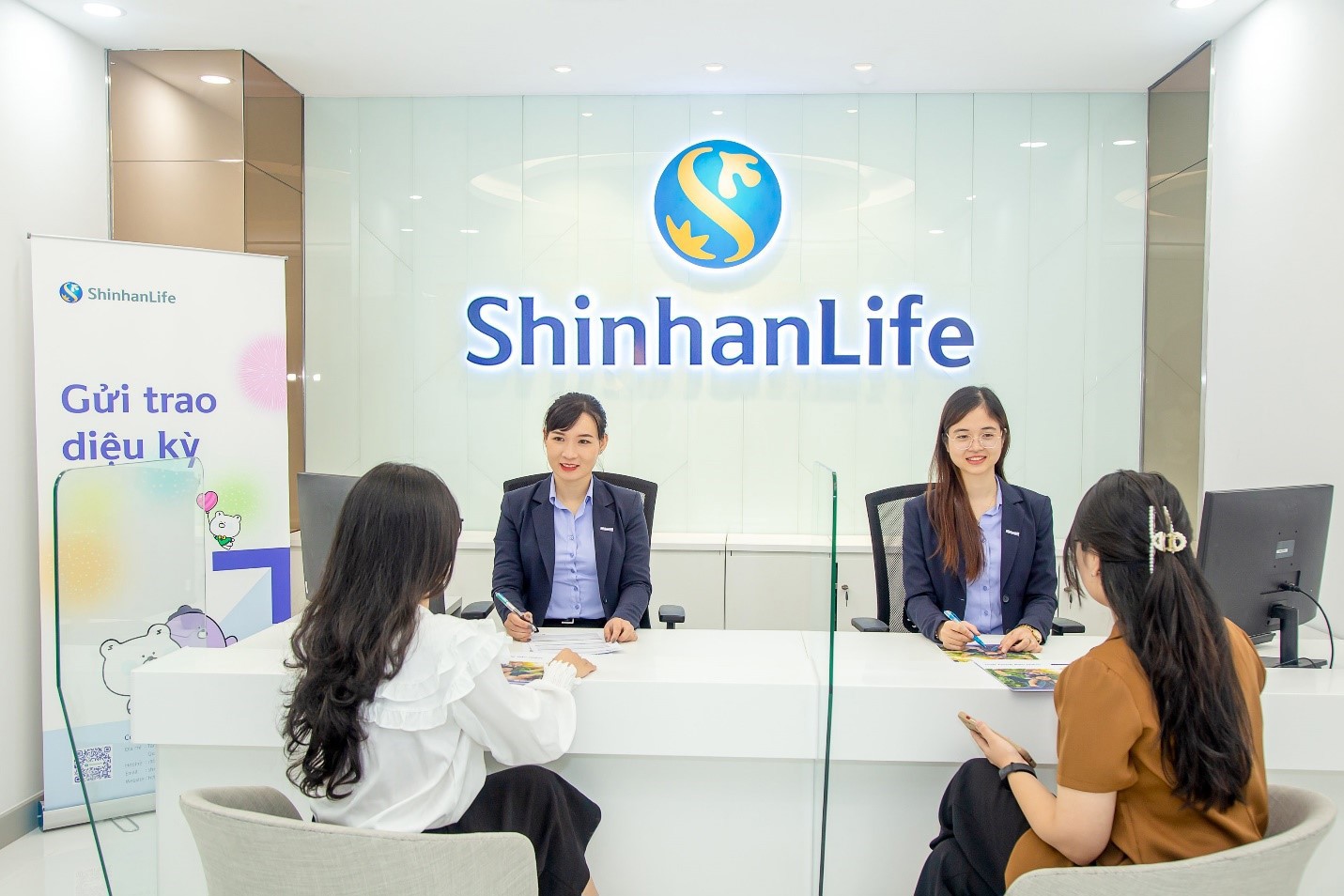 Trung t&acirc;m Dịch vụ kh&aacute;ch h&agrave;ng của Shinhan Life Việt Nam tại Tầng 8, th&aacute;p A, t&ograve;a nh&agrave; Sky City, 88 L&aacute;ng Hạ, H&agrave; Nội.