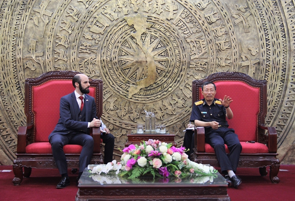 Tổng cục trưởng Tổng cục Hải quan Nguyễn Văn Cẩn trao đổi với ông Edward Thurmond tại buổi tiếp. 