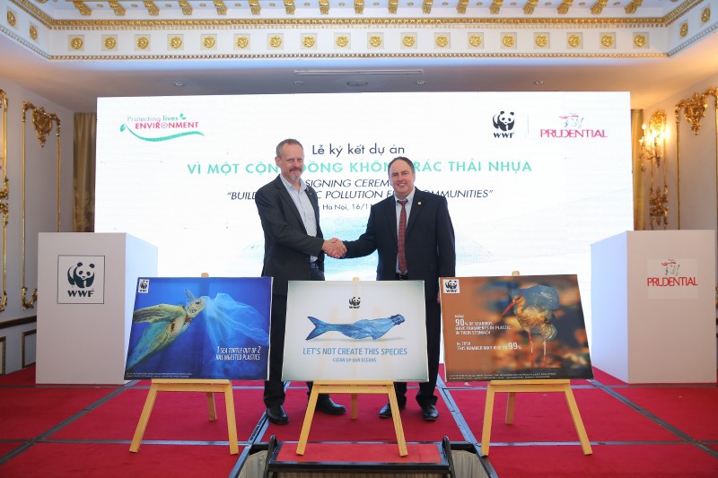Đại diện lãnh đạo Công ty TNHH Bảo hiểm Nhân thọ Prudential Việt Nam và Tổ chức Quốc tế về Bảo tồn Thiên nhiên (WWF) tại lễ ký kết.