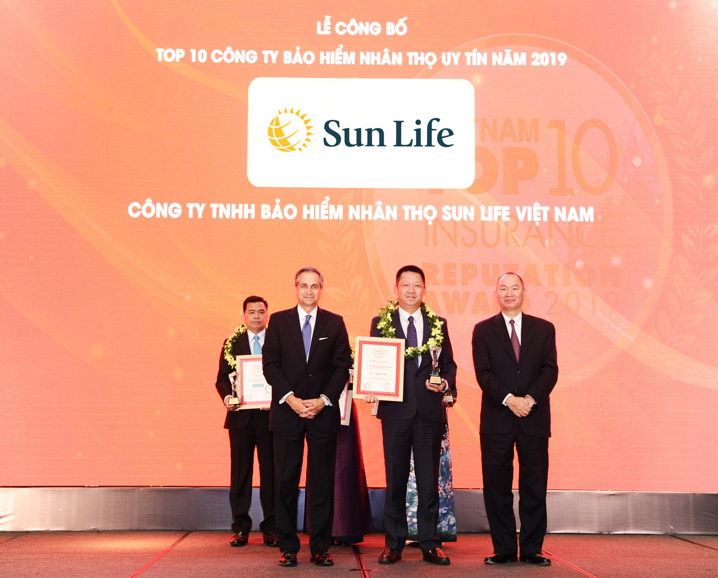 Đại diện Sun Life Việt Nam nhận chứng nhận Top 10 công ty bảo hiểm nhân thọ uy tín nhất Việt Nam năm 2019.