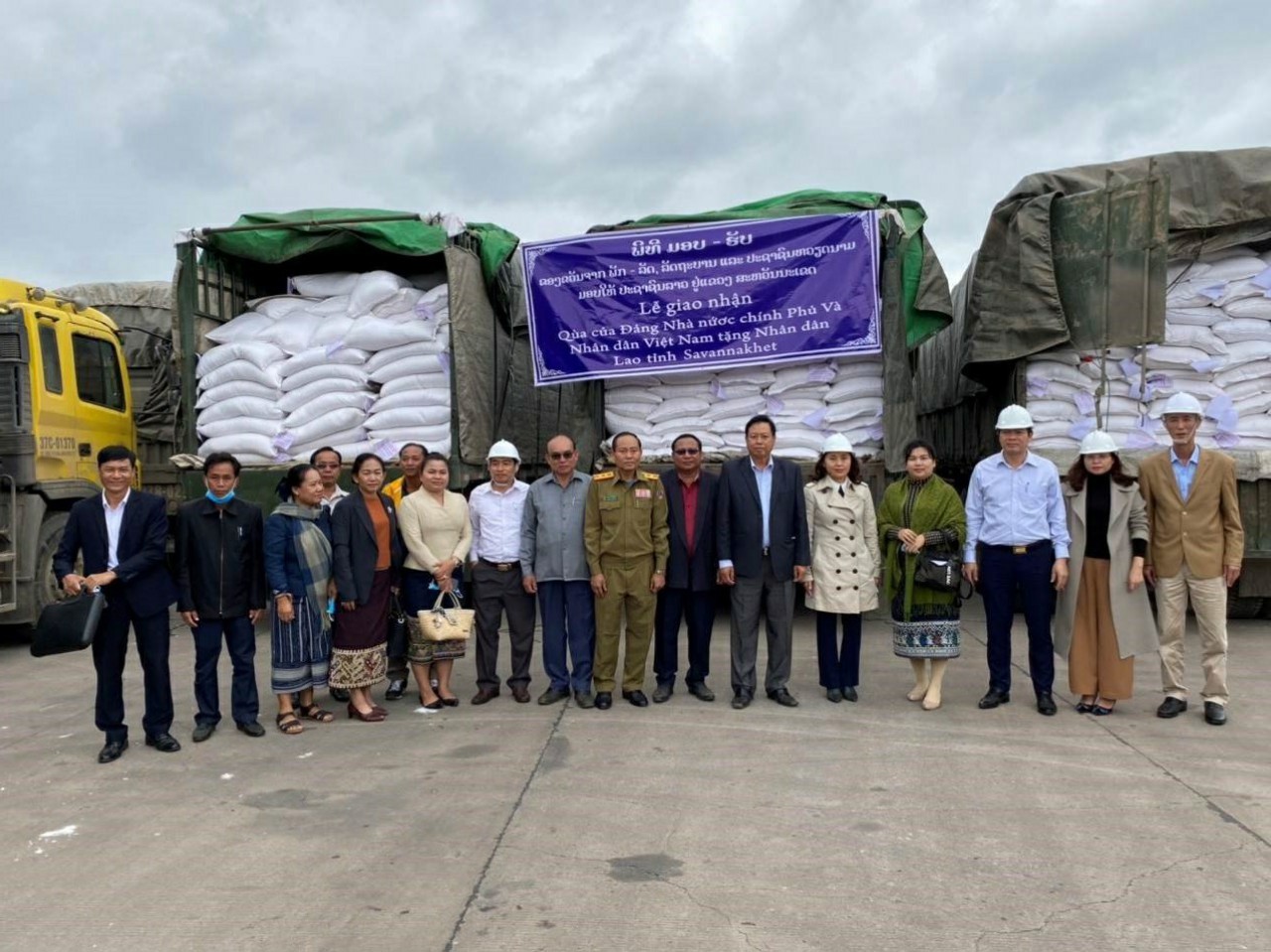 Đại diện các đơn vị của Tổng cục DTNN và đại diện Lãnh đạo tỉnh Sa-va-na-khẹt (Lào) tại buổi giao 1.000 tấn gạo viện trợ Lào khắc phục hậu quả thiên tai (ngày 2/12/2020).