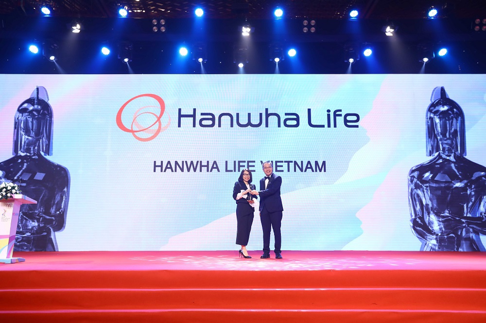 Đại diện Hanwha Life Việt Nam nhận cúp tại lễ trao giải “nơi làm việc tốt nhất châu Á” năm 2022.