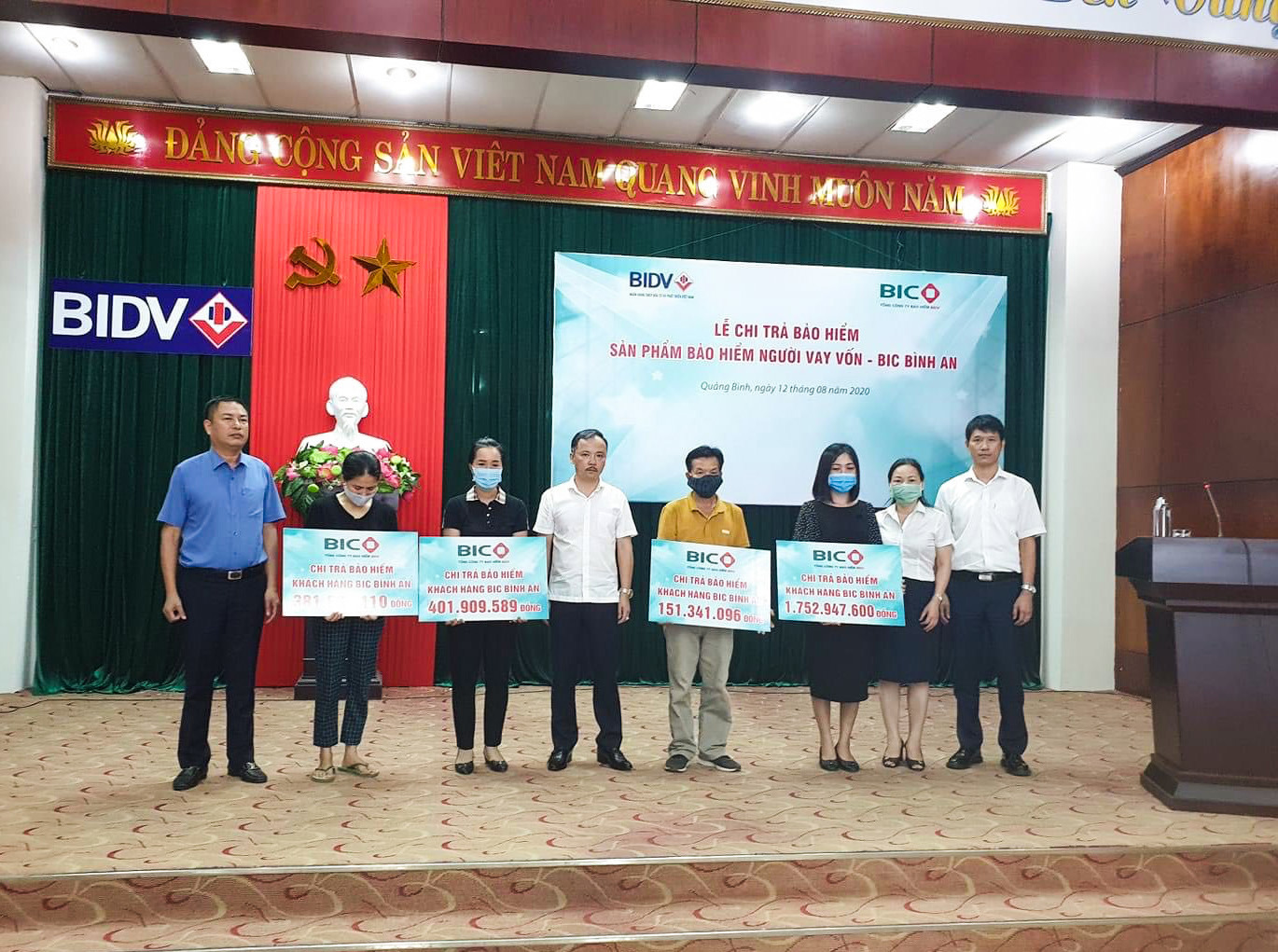 Đại diện BIC và BIDV Quảng Bình trao tiền bảo hiểm cho gia đình khách hàng ngày 12/8/2020.