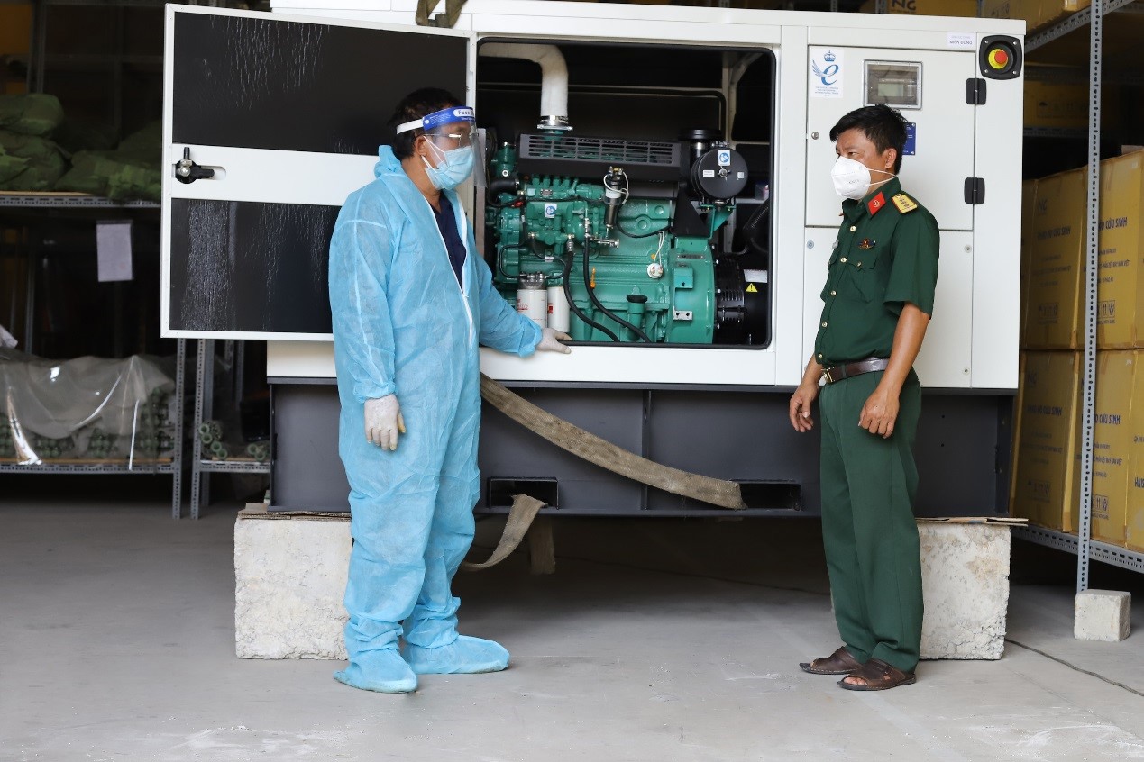 Cán bộ kỹ thuật của Cục DTNN Đông Nam Bộ hướng dẫn cách vận hành và sử dụng máy phát điện.