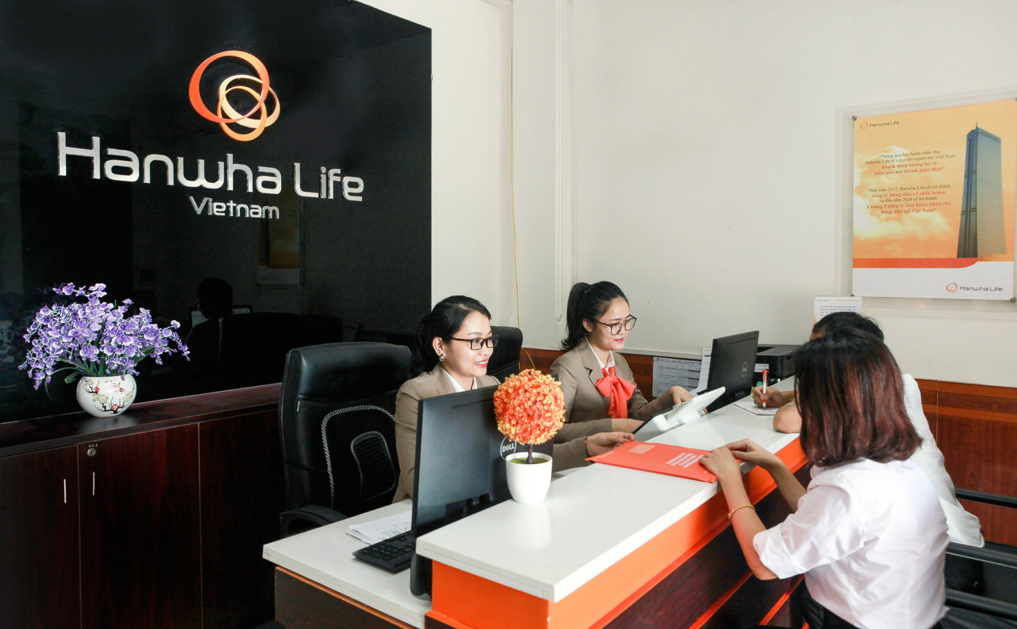 Khách hàng đang giao dịch tại Trung tâm chăm sóc khách hàng của Tổng đại lý Hanwha Life - Hà Tĩnh 2.