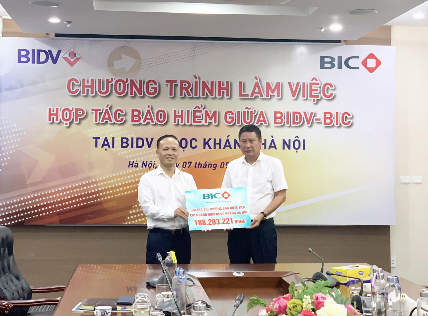 Lãnh đạo BIC trao tiền bồi thường cho Chi nhánh BIDV Ngọc Khánh Hà Nội.