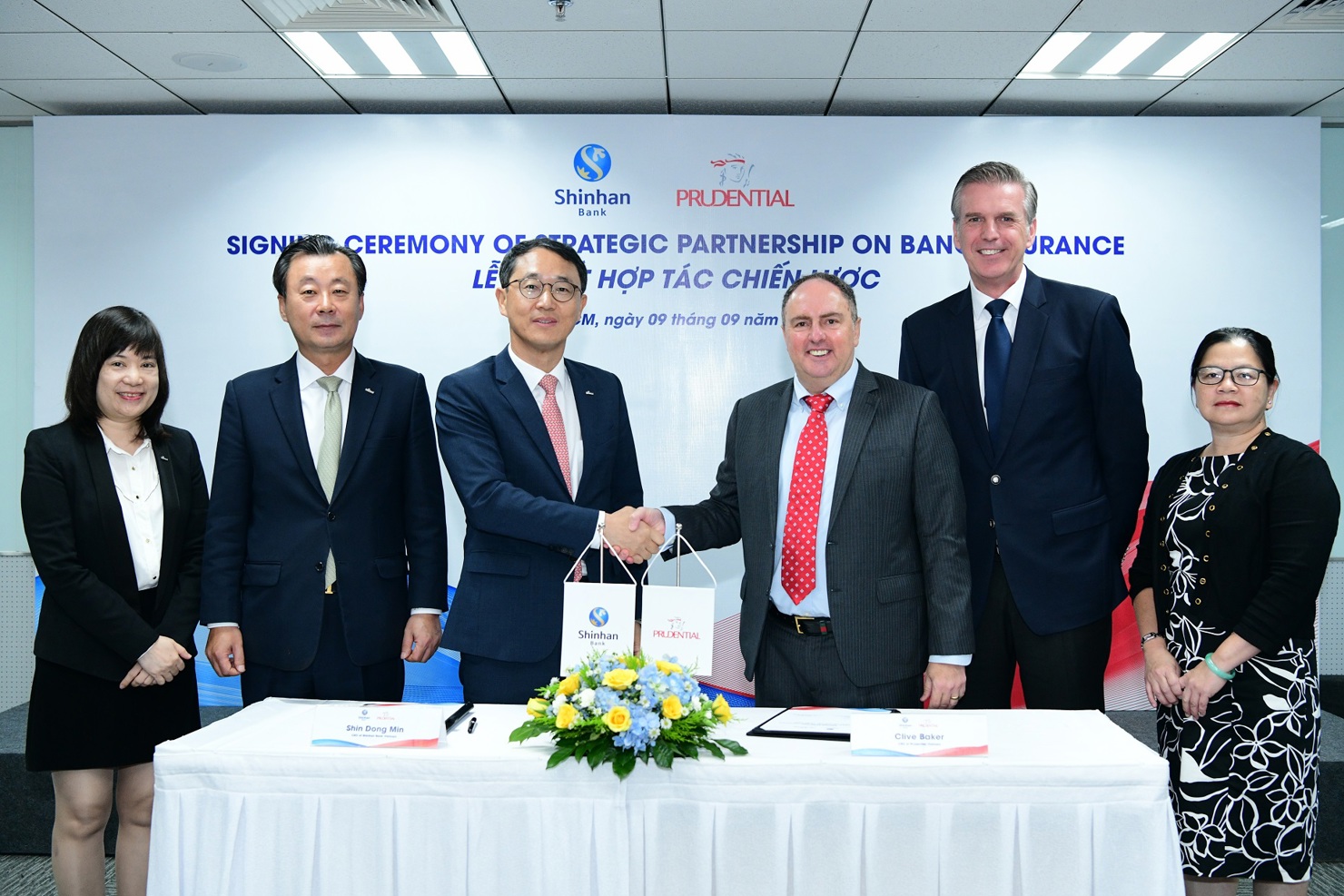 Lễ ký kết hợp tác chiến lược giữa Prudential Việt Nam và Ngân hàng Shinhan.
