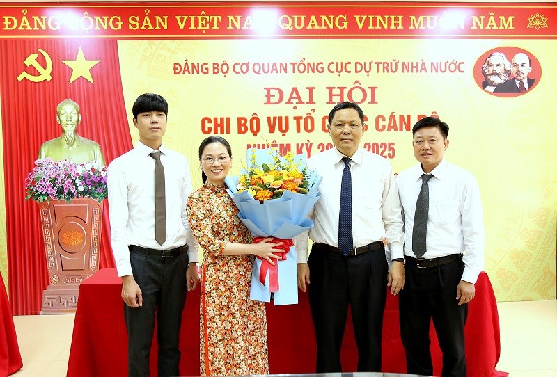 B&iacute; thư Đảng ủy, Tổng cục trưởng Tổng cục DTNN Đỗ Việt Đức tặng hoa ch&uacute;c mừng Ban Chi ủy Vụ Tổ chức c&aacute;n bộ nhiệm kỳ 2022 - 2025.