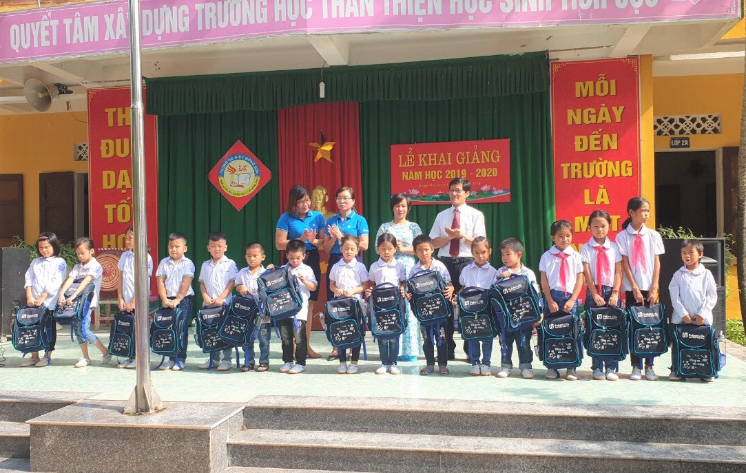 Từ ngày 5/9/2019 – 15/9/2019, Fubon Life Việt Nam đã phối hợp cùng các tổng đại lý trao tặng 230 suất quà cho các em học sinh có thành tích xuất sắc tại các trường tiểu học, trung học trên địa bàn 5 tỉnh, thành phố.