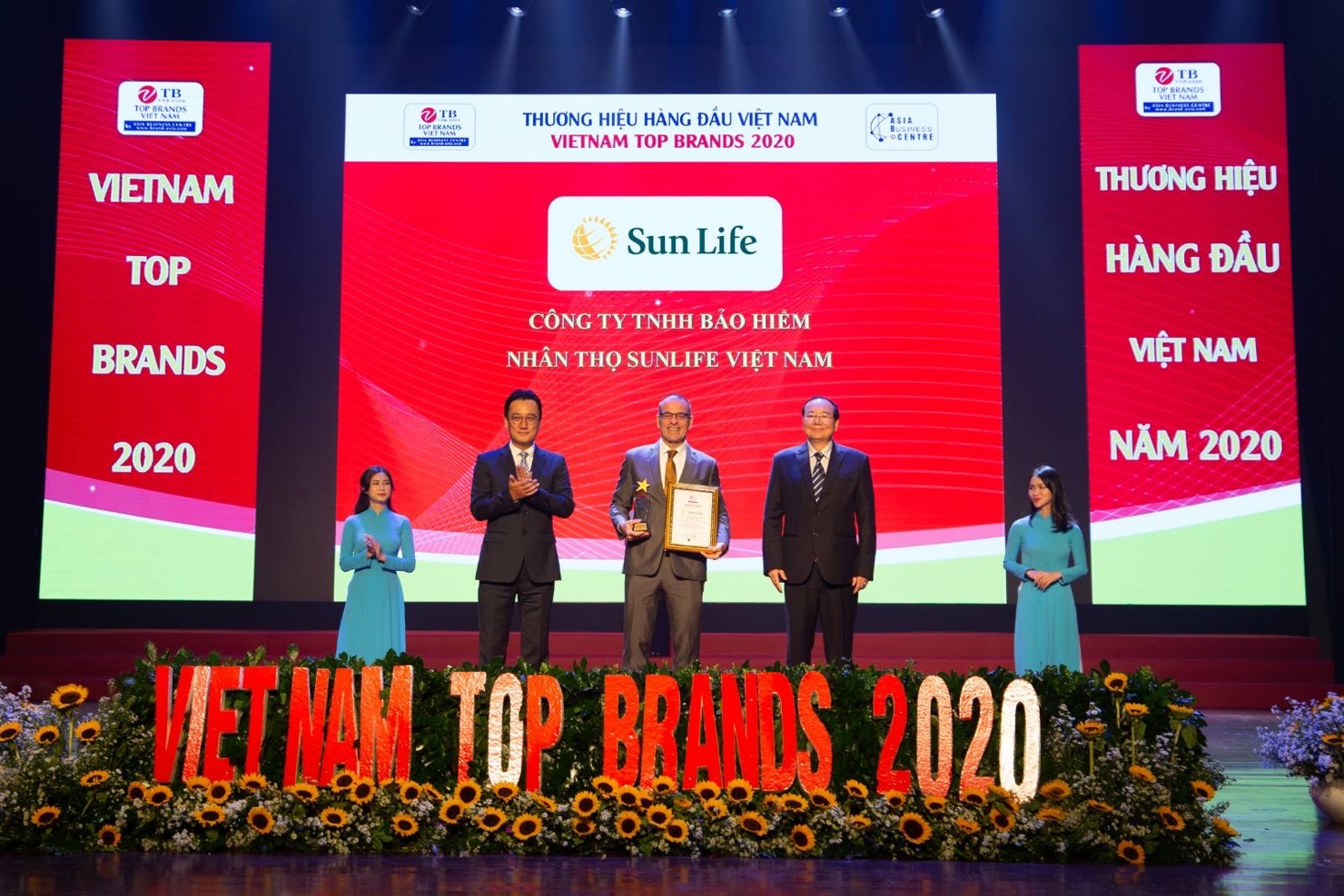 Ông Larry Madge - Tổng giám đốc Sun Life Việt Nam (đứng giữa) nhận danh hiệu Top 10 thương hiệu hàng đầu Việt Nam.