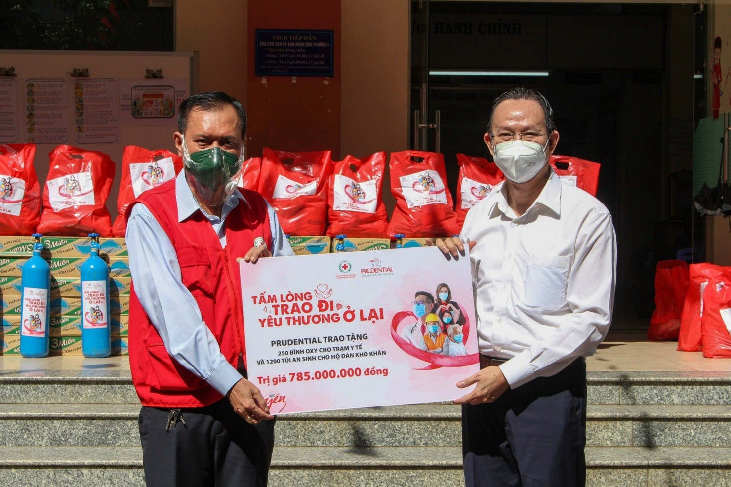 Prudential trao tặng 250 bình oxy và 1.200 túi an sinh cho các hộ dân khó khăn tại 6 tỉnh, thành phố phía Nam (ngày 22/9/2021).