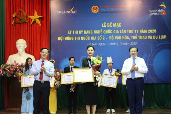 Thứ trưởng Bộ Văn hóa Thể thao và Du lịch Tạ Quang Đông và Tổng cục trưởng Tổng cục Giáo dục nghề nghiệp Trương Anh Dũng tặng Bằng khen cho các thí sinh xuất sắc đạt giải. 