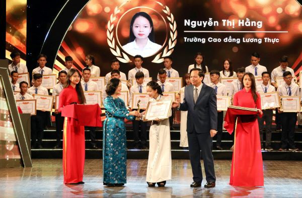 Ủy viên Bộ Chính trị, Trưởng Ban Dân vận Trung ương Trương Thị Mai và Bộ trưởng Bộ Lao động Thương binh và Xã hội Đào Ngọc Dung trao thưởng cho học sinh, sinh viên xuất sắc.