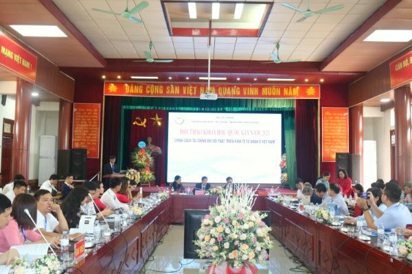 Toàn cảnh Hội thảo khoa học quốc gia “Chính sách tài chính đối với phát triển kinh tế tư nhân ở Việt Nam” (ngày 16/10/2020). 