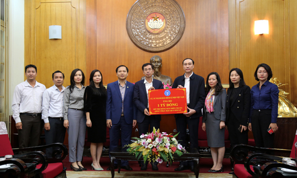 Thay mặt lãnh đạo BHXH Việt Nam, Phó Tổng Giám đốc Đào Việt Ánh đã trao số tiền ủng hộ 1 tỷ đồng thông qua Ủy ban Trung ương Mặt trận Tổ quốc Việt Nam để gửi đến người dân các tỉnh miền Trung.