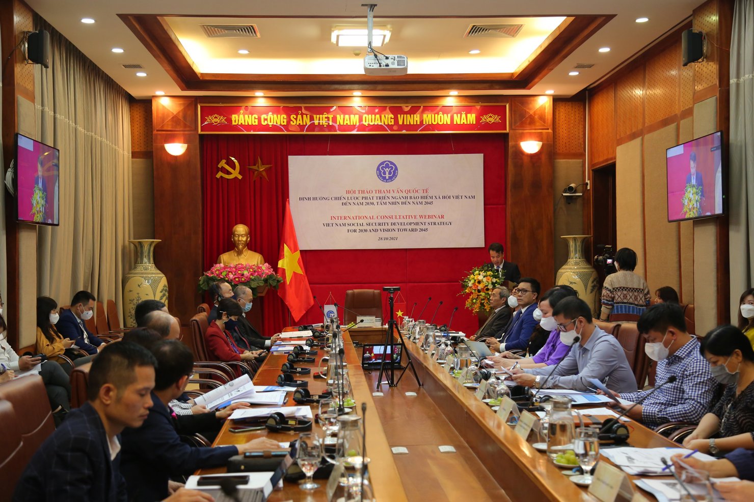 Quang cảnh Hội thảo trực tuyến tham vấn quốc tế về định hướng chiến lược phát triển ngành BHXH Việt Nam đến năm 2030, tầm nhìn đến năm 2045 (ngày  28/10/2021).
