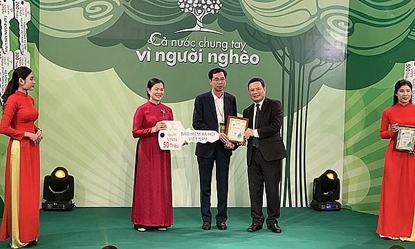 Phó Tổng Giám đốc BHXH Việt Nam Đào Việt Ánh trao ủng hộ Quỹ Vì người nghèo.