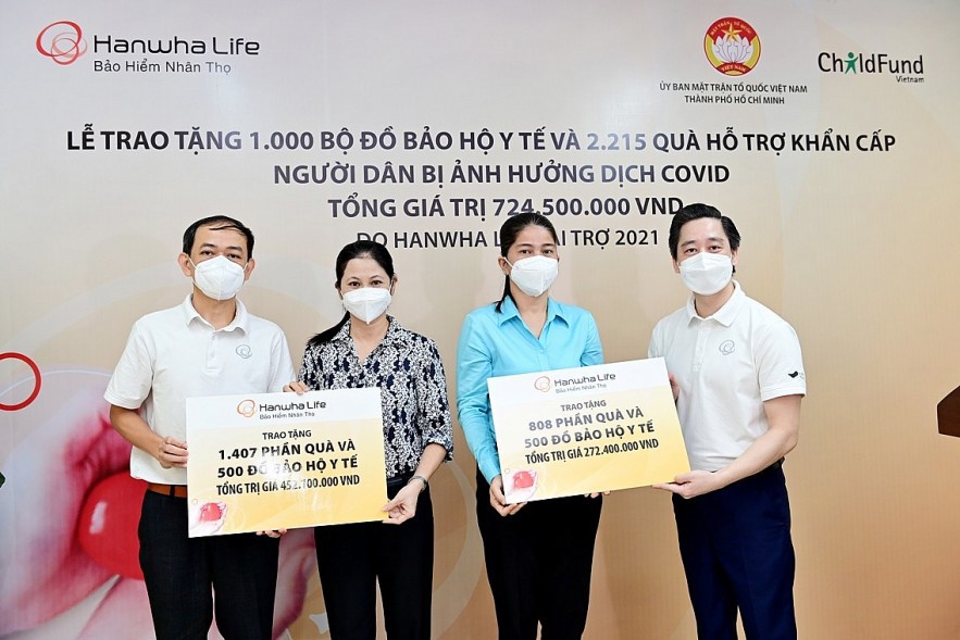 Đại diện Hanwha Life Việt Nam trao tặng 2.215 phần quà và 1.000 bộ đồ bảo hộ thông qua Ủy ban Mặt trận Tổ quốc huyện Bình Chánh và Ủy ban Mặt trận Tổ quốc quận Bình Thạnh. 