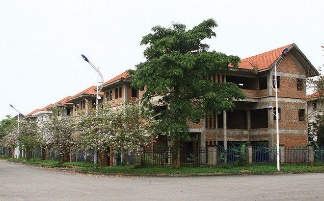 Nhiều biệt thự lâu năm chưa có người ở tại thị trấn Quang Minh, huyện Mê Linh, TP. Hà Nội.