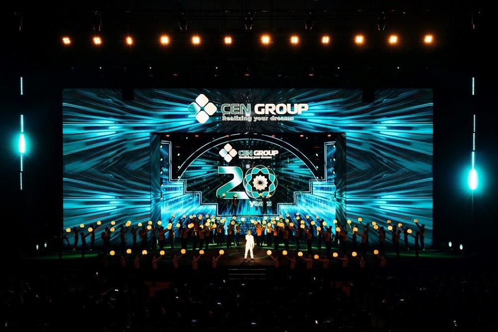 S&acirc;n khấu của Đại lễ hội &ldquo;Hiện thực h&oacute;a triệu ước mơ&rdquo; c&ugrave;ng sự xuất hiện của logo Cen Group mới.