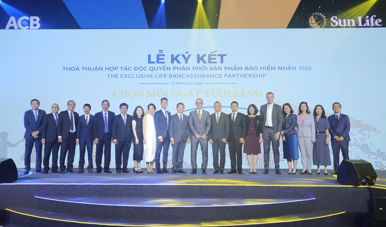 Ban lãnh đạo của ACB và Sun Life Việt Nam chụp ảnh lưu niệm tại Lễ ký kết thỏa thuận hợp tác độc quyền phân phối sản phẩm bảo hiểm nhân thọ. 