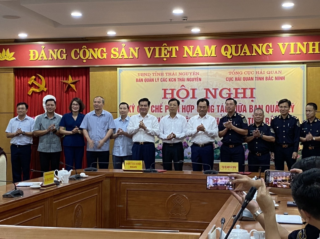 Các đại biểu tại Lễ ký quy chế phối hợp công tác giữa Ban Quản lý các khu công nghiệp Thái Nguyên và Cục Hải quan tỉnh Bắc Ninh.