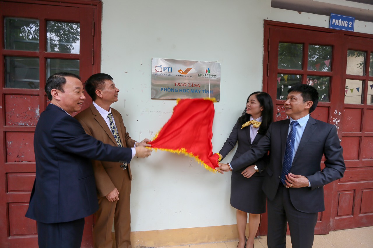 Đại diện PTI và Bưu điện tỉnh Lạng Sơn đã trao tặng phòng máy tính và tài trợ các thiết bị giảng dạy hiện đại cho trường THPT Việt Bắc (Lạng Sơn). 