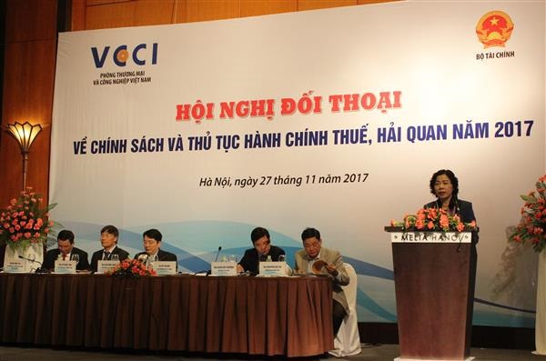 Thứ trưởng Bộ Tài chính Vũ Thị Mai phát biểu tại Hội nghị đối thoại về chính sách và thủ tục hành chính thuế, hải quan năm 2017.