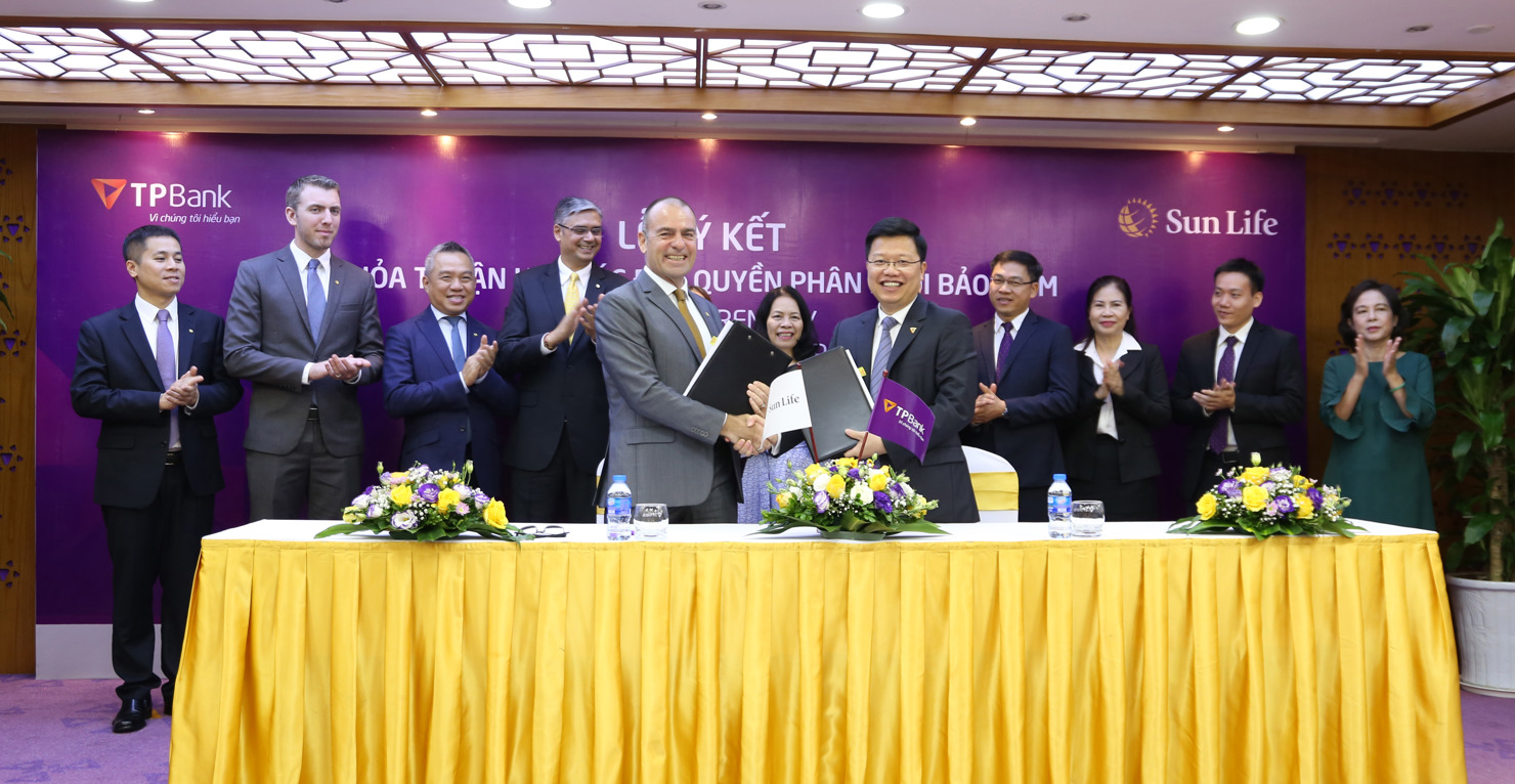 Lễ ký kết thỏa thuận hợp tác giữa TPBank và SunLife về phân phối độc quyền các sản phẩm bảo hiểm nhân thọ qua kênh ngân hàng. 