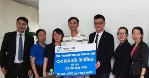 Đại diện Fubon Life Việt Nam chi trả quyền lợi bảo hiểm cho khách hàng.