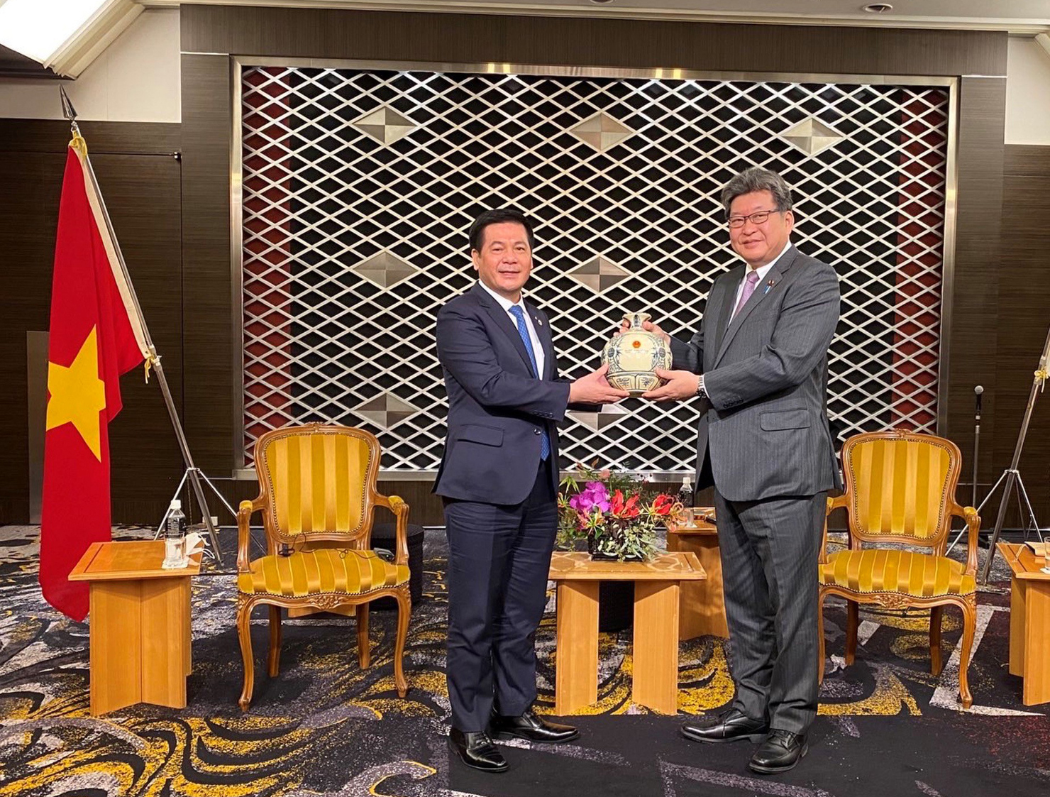 Bộ trưởng Bộ Công Thương Nguyễn Hồng Diên tiếp và làm việc với ngài Koichi Haguida, Bộ trưởng Bộ Kinh tế, Thương mại và Công nghiệp Nhật Bản.