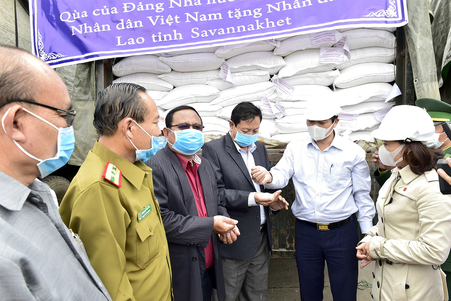 Dự kiến, toàn bộ số lượng 1.000 tấn gạo sẽ được Cục DTNN khu vực Nghệ Tĩnh bàn giao cho Lào trước ngày 05/12/2020.