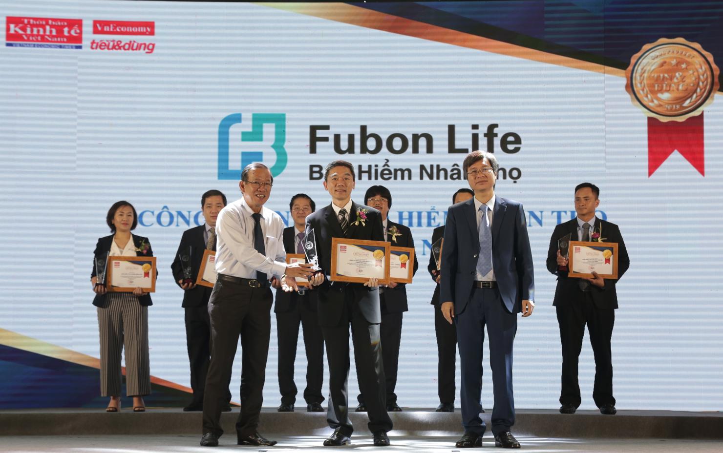 Ông Kevin Chen, Phó Tổng giám đốc Fubon Life Việt  Nam nhận giải thưởng "Top 100 sản phẩm dịch vụ  Tin&Dùng 2018".