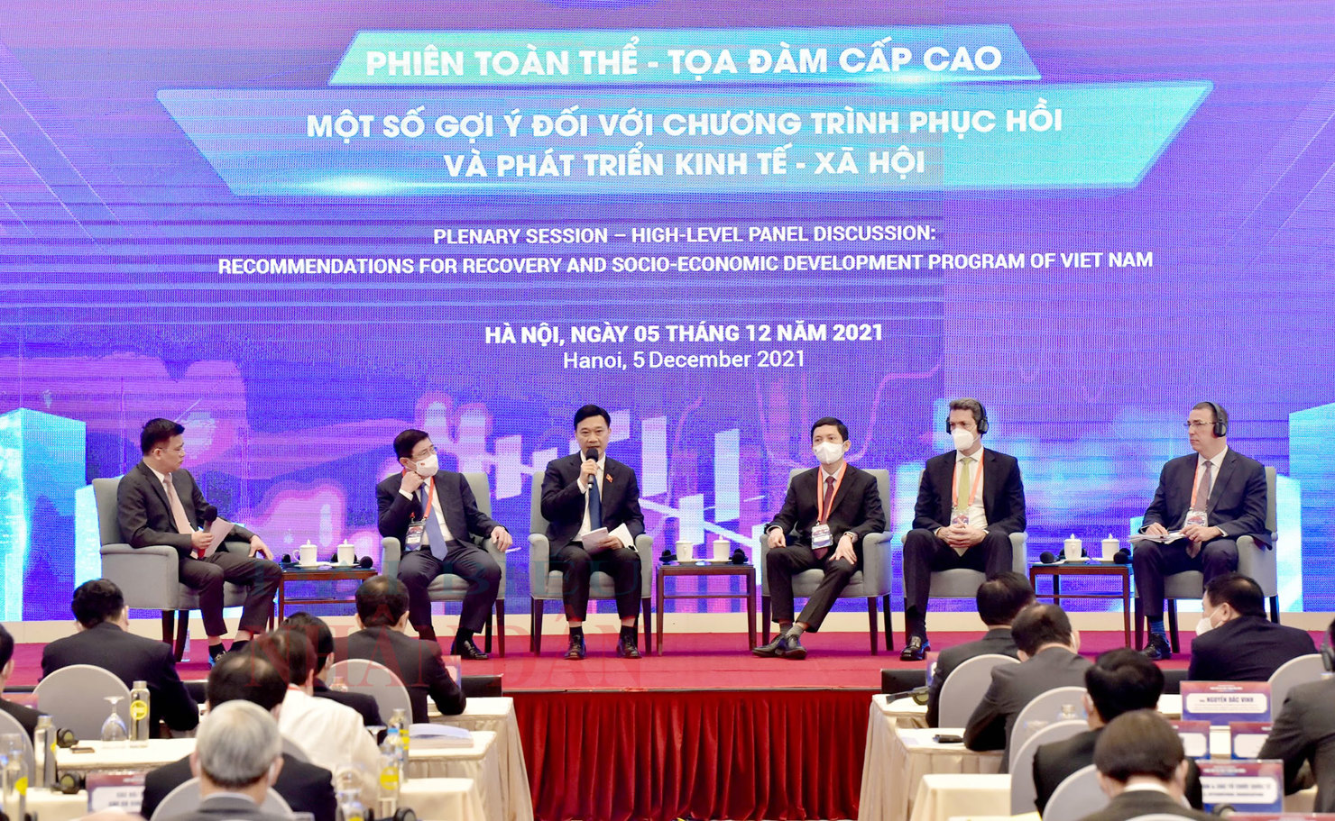 Quang cảnh phiên Tọa đàm cấp cao với chủ đề “Một số gợi ý đối với Chương trình phục hồi và phát triển kinh tế - xã hội Việt Nam”.