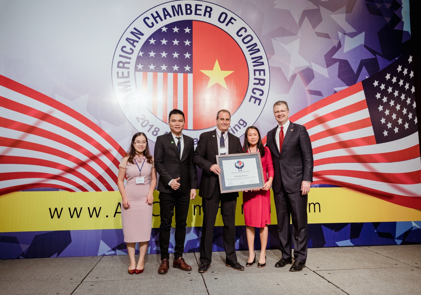 Ngài Dan Kritenbrink, Đại Sứ Hoa Kỳ tại Việt Nam (ngoài cùng bên phải) trao giải thưởng AMCHAM CSR 2018 cho Herbalife Việt Nam.