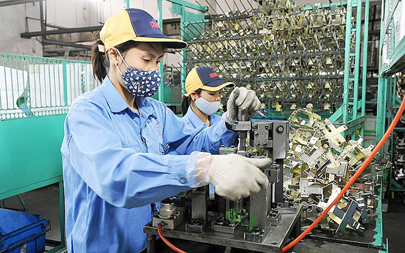 Công nhân Công ty TNHH Công nghệ Cosmos KCN Khai Quang (Vĩnh Phúc) sản xuất linh kiện xe máy. (Ảnh: Hoàng Ngọc)