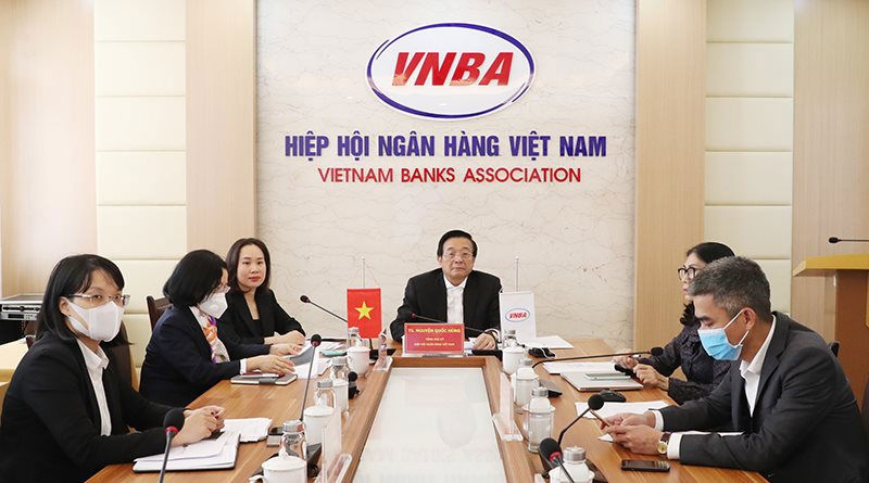 Các đại biểu tham dự cuộc họp tại đầu cầu Trụ sở Hiệp hôi Ngân hàng Việt Nam. Ảnh: Huy Hoàng