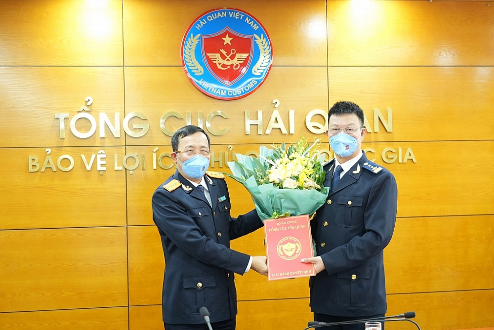 Tổng cục trưởng Tổng cục Hải quan Nguyễn Văn Cẩn trao quyết định bổ nhiệm Cục trưởng Cục Hải quan tỉnh Bình Phước đối với ông Nguyễn Văn Lịch.