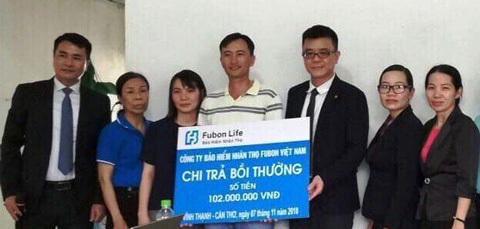 Đại diện Fubon Life Việt Nam chi trả quyền lợi bảo hiểm cho khách hàng.