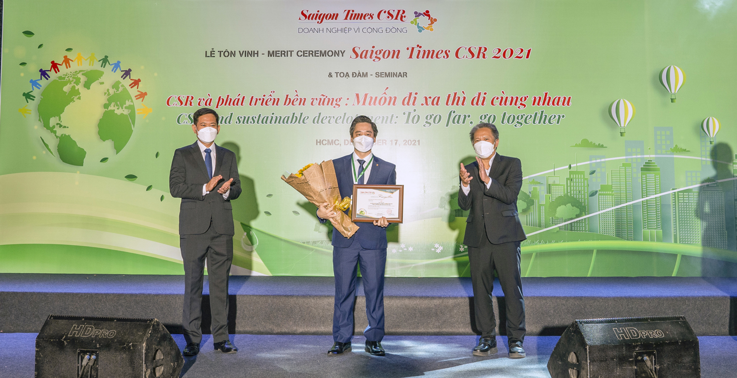 Ông Bùi Quang Nam - Phó Tổng Giám đốc Kinh doanh Hanwha Life Việt Nam nhận chứng nhận Doanh nghiệp có nhiều đóng góp cho cộng đồng tại Saigon Times CSR 2021.