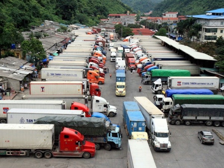 Container chở hàng hóa tập kết tại bãi xe ở cửa khẩu Tân Thanh chờ làm thủ tục xuất khẩu qua biên giới. Ảnh: TTXVN