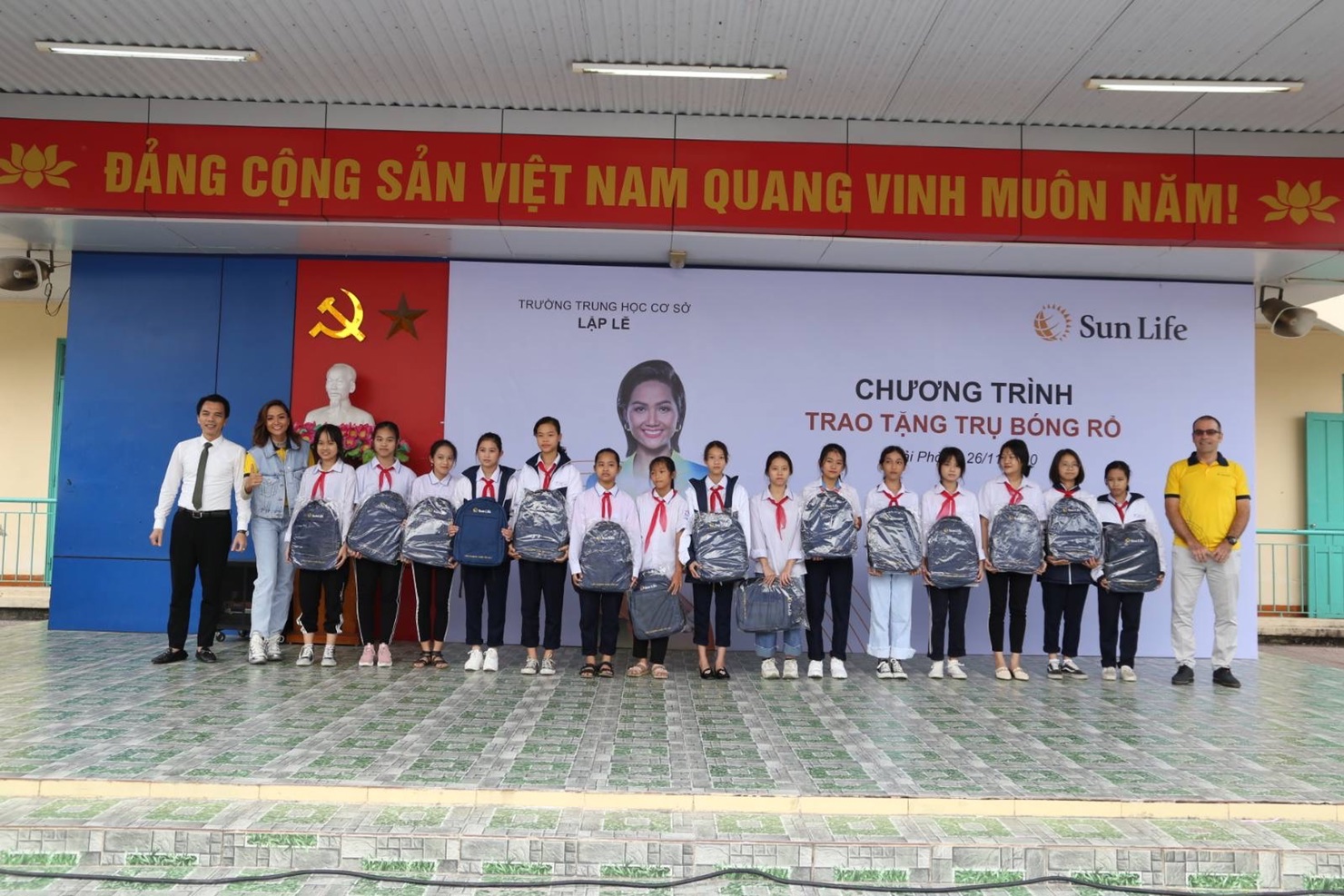 Tổng Giám đốc Sun Life Việt Nam Larry Madge và hoa hậu H’Hen Niê - Đại sứ thương hiệu Sun Life Việt Nam đã trao tặng trụ bóng rổ và quà tặng cho các em học sinh trường THCS Lập Lễ (Hải Phòng).