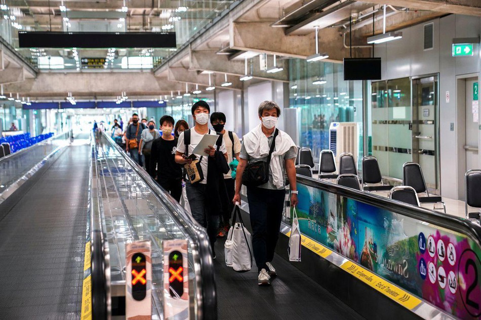 Khách du lịch tại sân bay Suvarnabhumi, Thái Lan ngày 1/11/2021. Ảnh: Reuters
