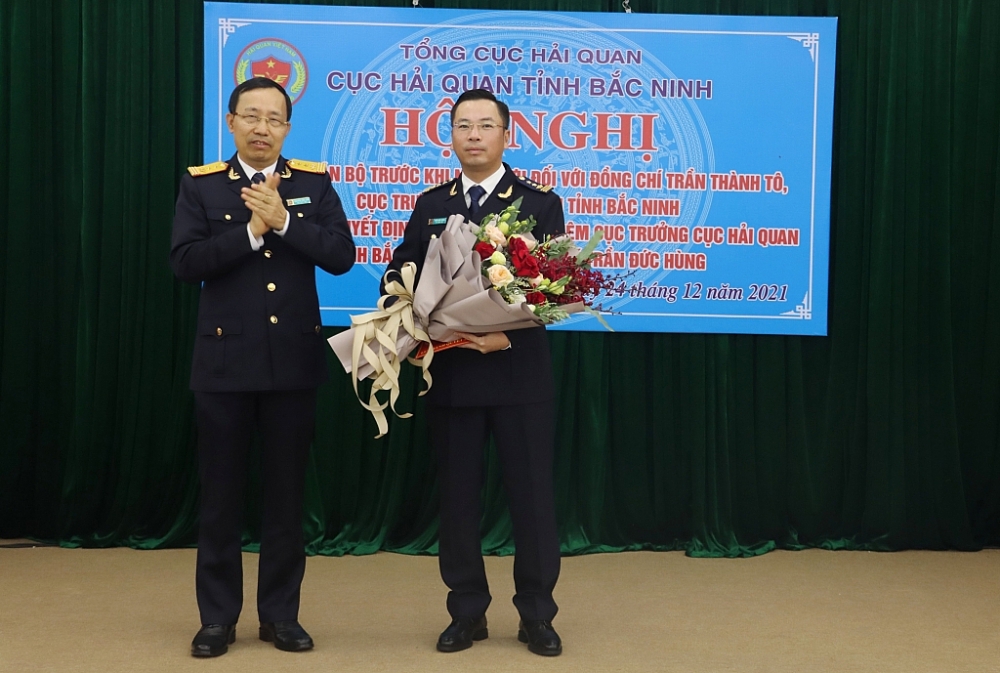 Tổng cục trưởng Tổng cục Hải quan Nguyễn Văn Cẩn (bên trái) trao quyết định bổ nhiệm  Cục trưởng Cục Hải quan tỉnh Bắc Ninh đối với ông Trần Đức Hùng. Ảnh: Quang Hùng