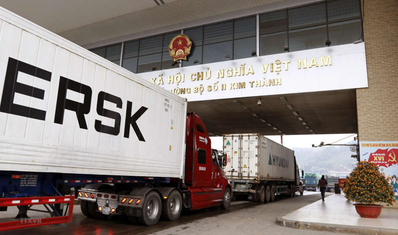 Các xe container chở hàng hóa xuất khẩu sang Trung Quốc tại Cửa khẩu quốc tế đường bộ số 2 Kim Thành. (Ảnh: Quốc Khánh/TTXVN)