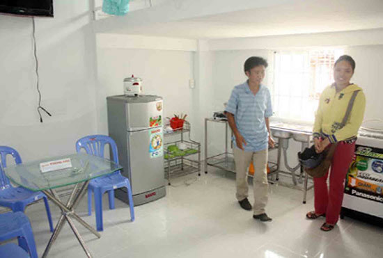 Công nhân tham quan căn hộ tại KDC Becamex Việt-Sing